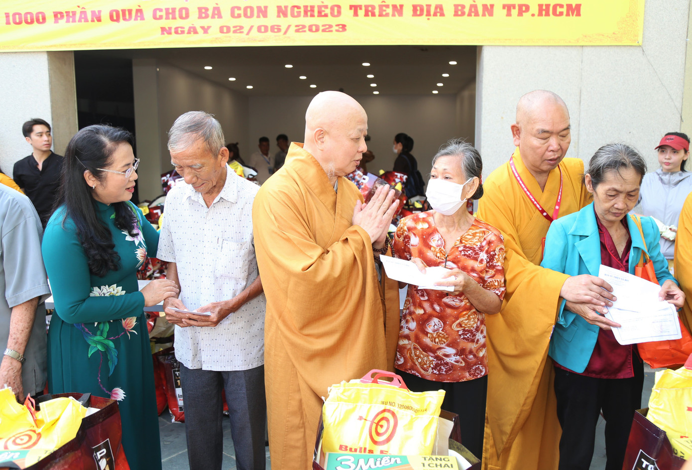 Kết thúc buổi lễ, Hòa thượng Trưởng ban Trị sự GHPGVN TPHCM cùng lãnh đạo thành phố trao tặng các phần quà đến bà con có hoàn cảnh khó khăn.