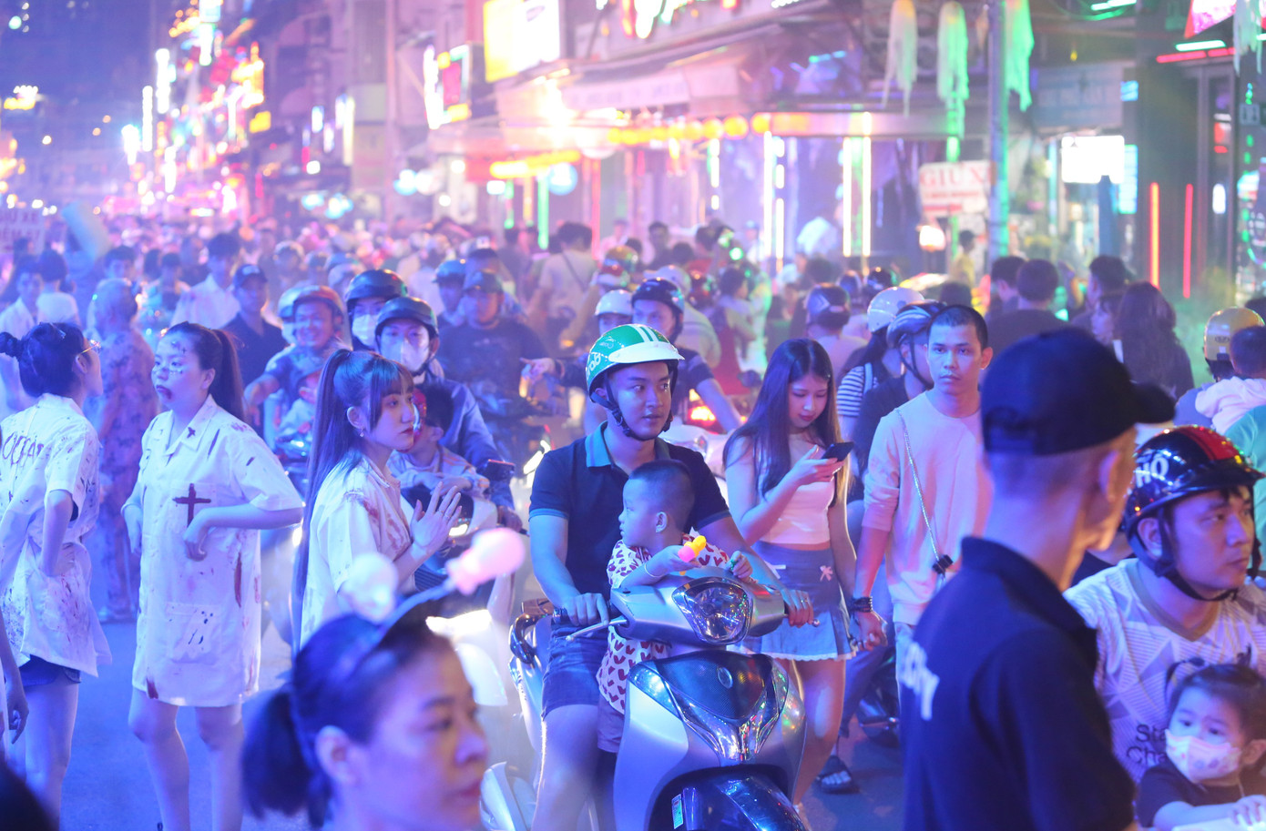 Tối 30/10, con đường trải dài khu phố Bùi Viện (thuộc phường Phạm Ngũ Lão, quận 1) ken đặc dòng người hoà vào lễ hội Halloween. Nhiều người đến đây với vẻ ngoài được hoá trang thật ấn tượng với những hình ảnh đầy ma mị, ghê rợn.