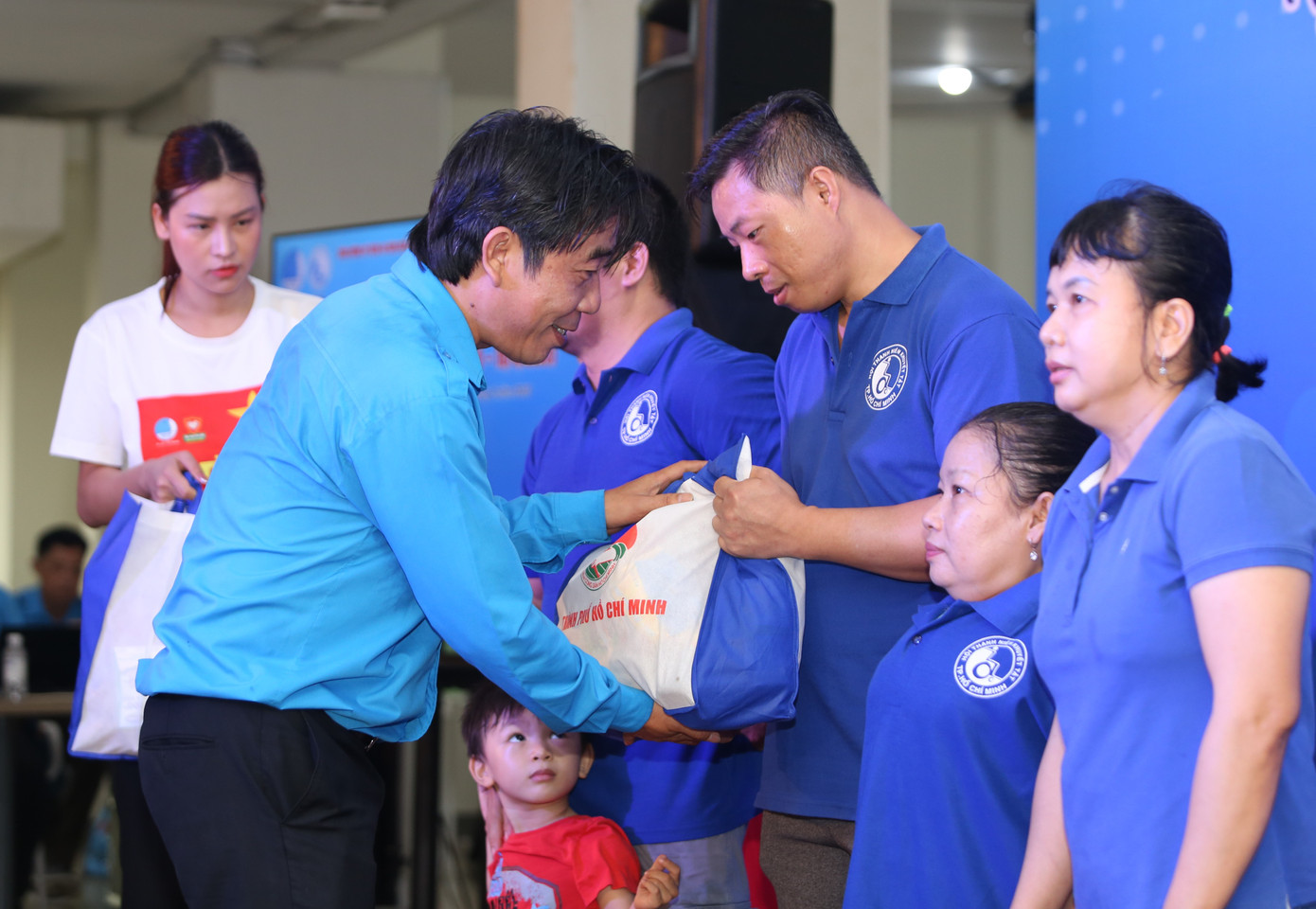 Tại chương trình, Ban tổ chức gửi 100 phần quà tặng các hội viên Hội Thanh niên Khuyết tật TPHCM có hoàn cảnh khó khăn.