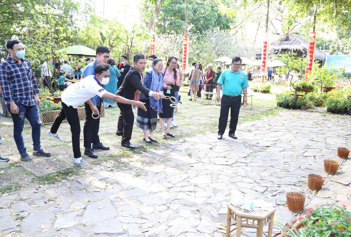 Các bạn sinh viên Lào - Campuchia cùng giao lưu tại buổi họp mặt. Các bạn sinh viên Lào - Campuchia cùng giao lưu tại buổi họp mặt.