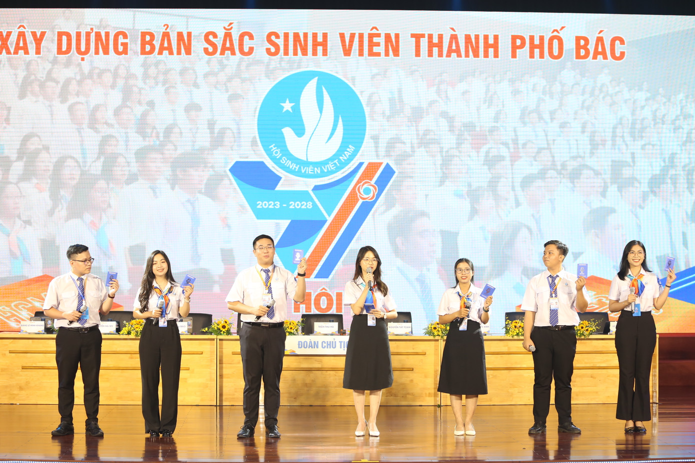 Các đại biểu chia sẻ, tham luận tại đại hội.