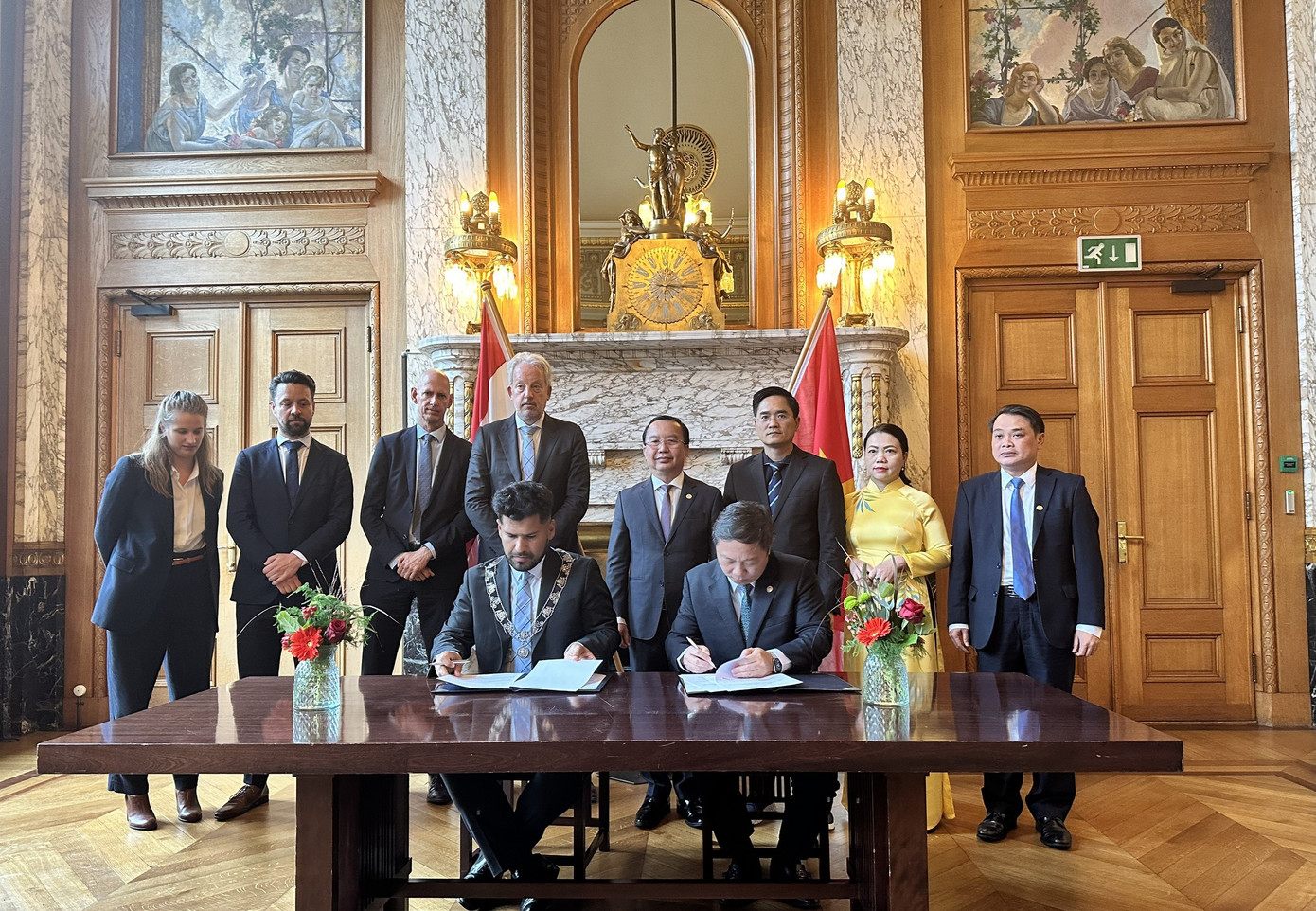 Phó Chủ tịch UBND TPHCM Dương Anh Đức cùng Phó Thị trưởng Rotterdam Enes Yigit ký kết bản ghi nhớ hợp tác giữa hai thành phố. Ảnh: Đoàn công tác UBND TPHCM cung cấp. Phó Chủ tịch UBND TPHCM Dương Anh Đức cùng Phó Thị trưởng Rotterdam Enes Yigit ký kết bản ghi nhớ hợp tác giữa hai thành phố. Ảnh: Đoàn công tác UBND TPHCM cung cấp.