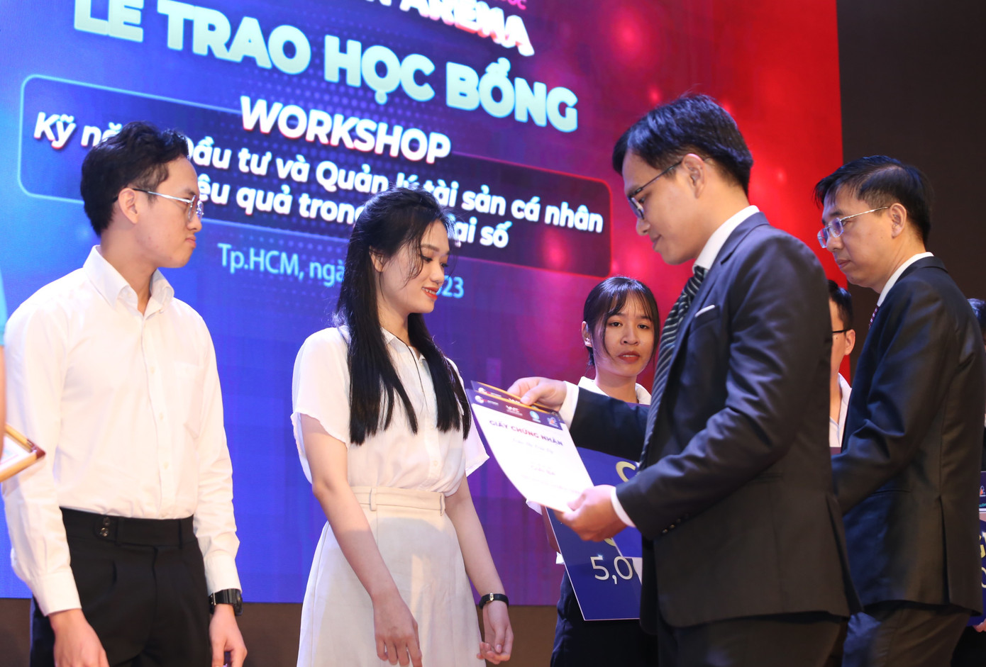 Bạn trẻ đón nhận phần thưởng mang dấu ấn trong chặng đường học tập ở môi trường đại học.
