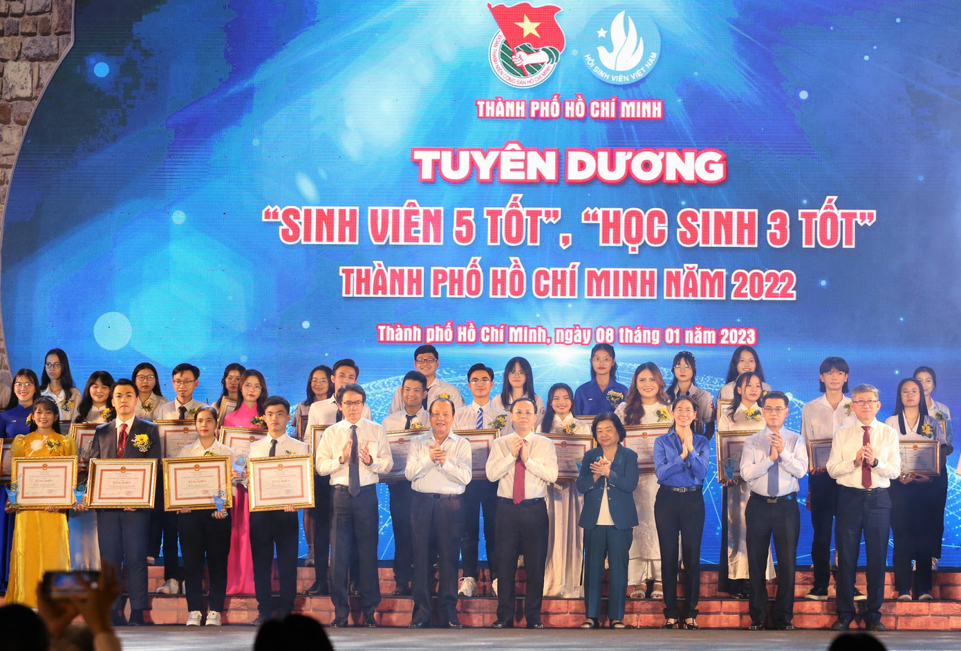 Lãnh đạo, nguyên lãnh đạo Đảng, Nhà nước và TPHCM trao tặng danh hiệu "Sinh viên 5 tốt" và "Học sinh 3 tốt" TPHCM cho các bạn sinh viên tiêu biểu.