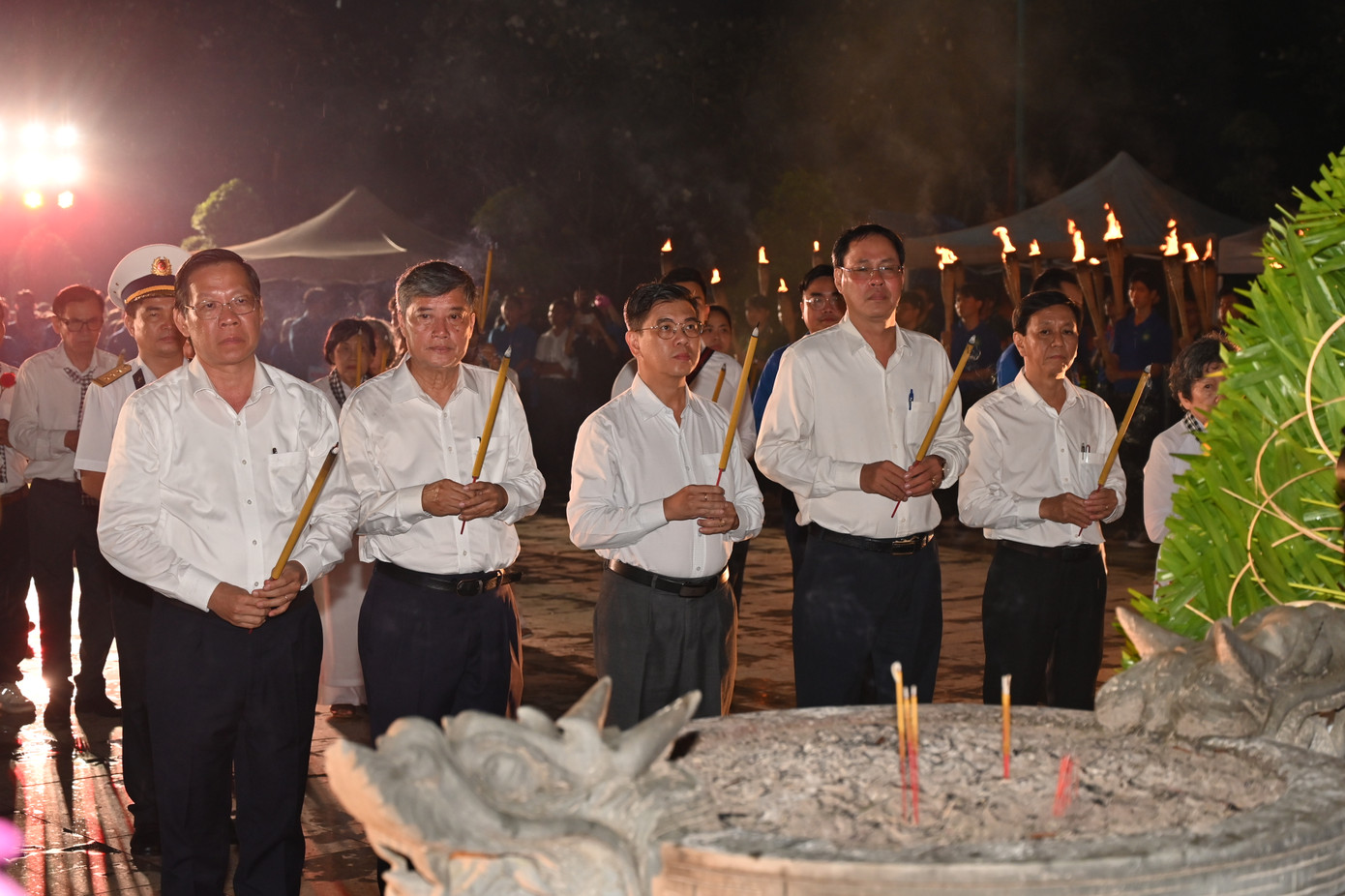 Lãnh đạo TPHCM dâng hương tri ân các thế hệ đi trước.