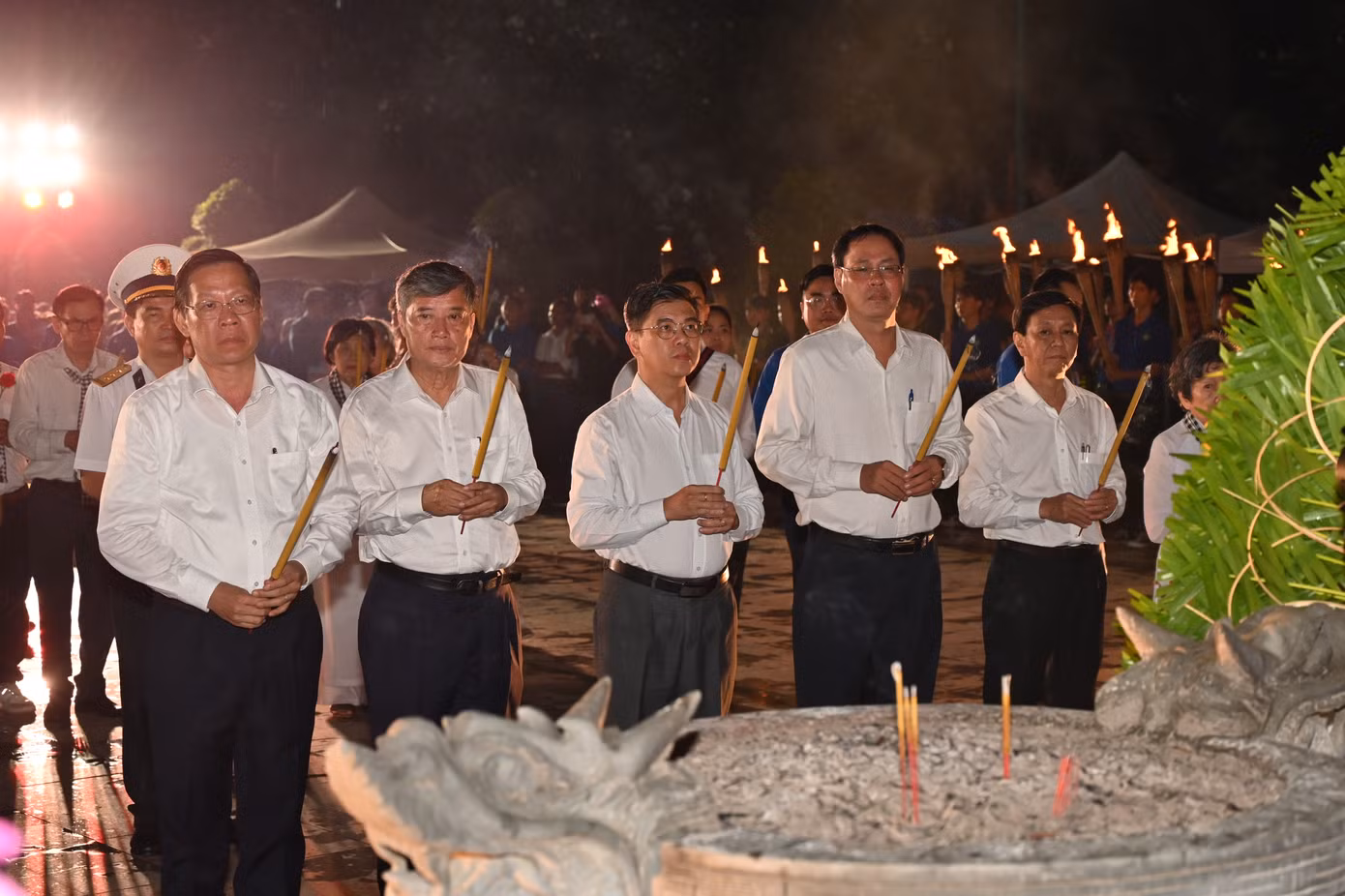 Lãnh đạo TPHCM dâng hương tri ân các thế hệ đi trước.