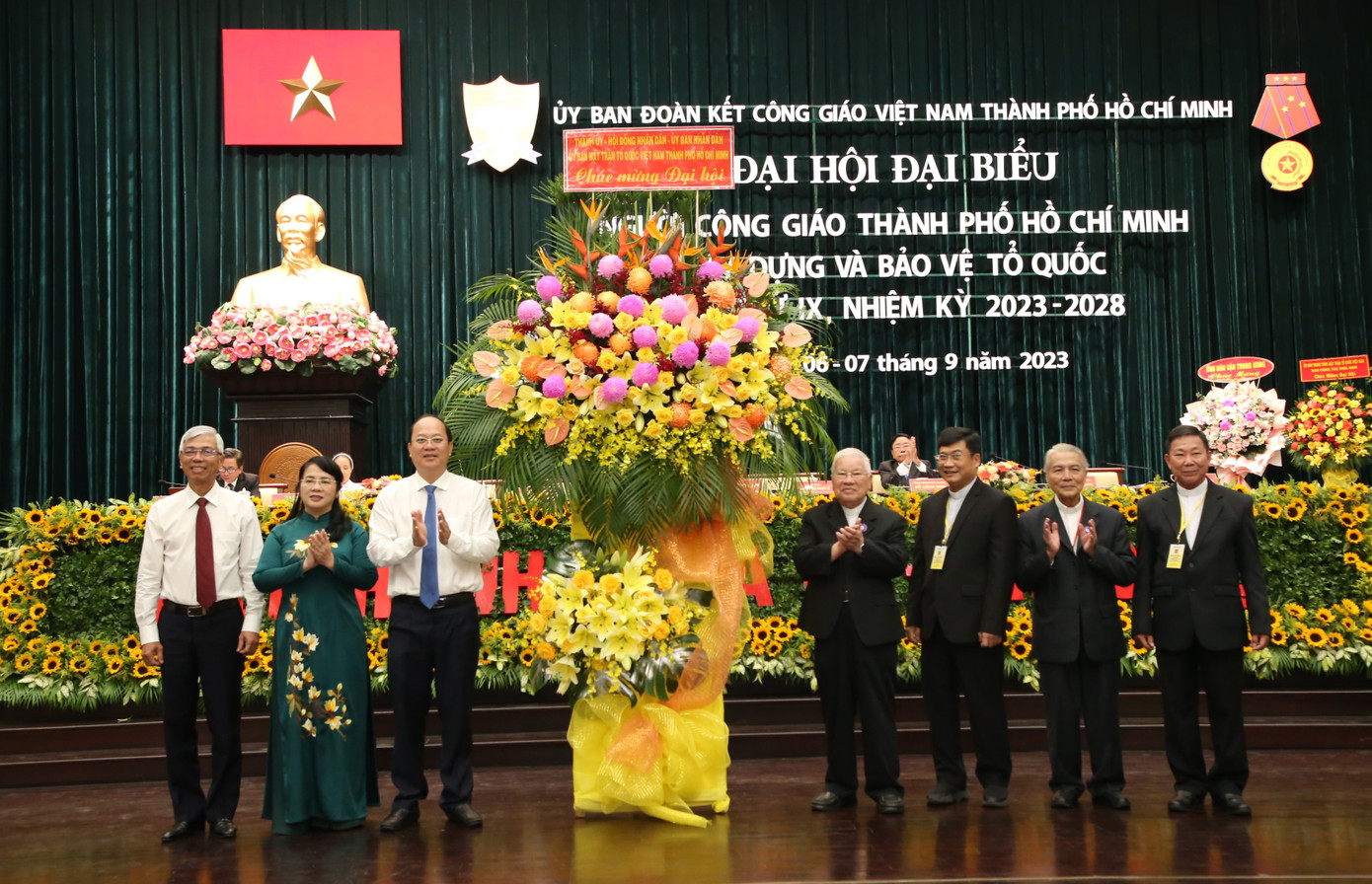Lãnh đạo TPHCM trao hoa chúc mừng đại hội.