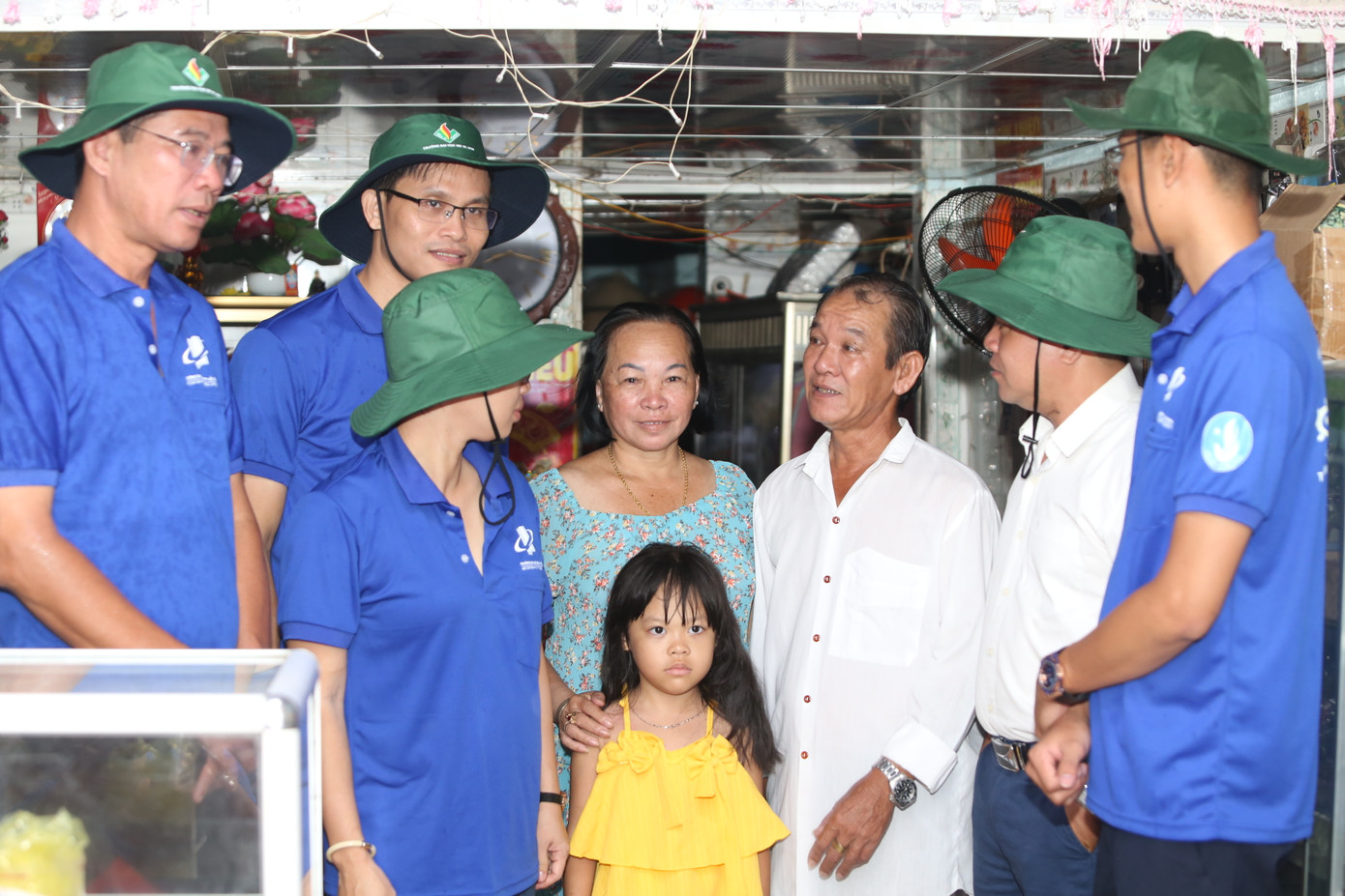 Các cựu chiến sĩ Mùa hè xanh Trường Đại học Mở TPHCM cũng trở về thăm lại các gia đình nuôi quân và thực hiện các hoạt động an sinh xã hội trên xã đảo.