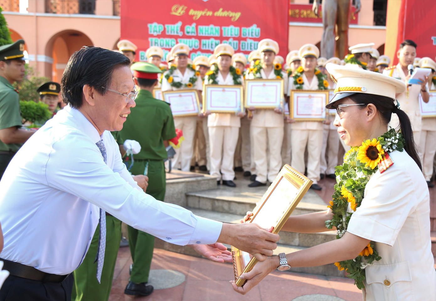 Chủ tịch UBND TPHCM Phan Văn Mãi trao bằng khen của UBND TPHCM vinh danh cán bộ, chiến sĩ thực hiện tốt Sáu điều Bác dạy.