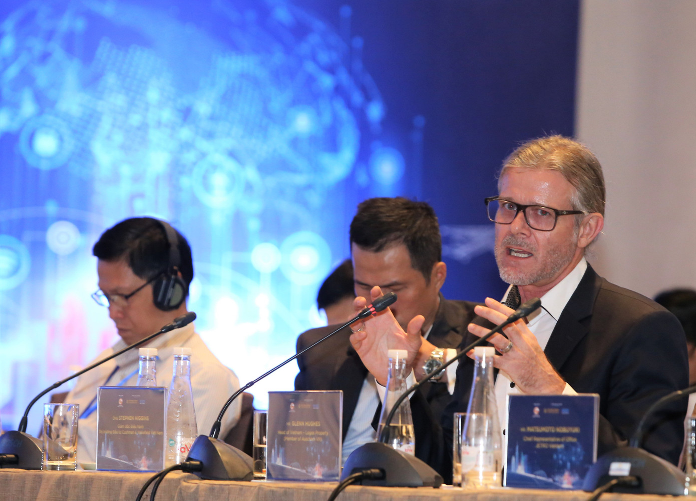 Các chuyên gia trong nước và quốc tế trao đổi tại hội thảo. Ảnh: Ngô Tùng.