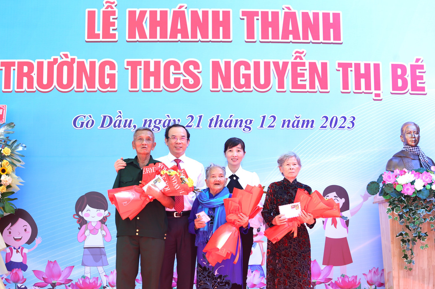 Bí thư Nên gửi quà tri ân đến Mẹ Việt Nam Anh hùng Phan Thị Mạo (giữa) và các đồng chí, đồng đội của liệt sĩ Nguyễn Thị Bé. Bí thư Nên gửi quà tri ân đến Mẹ Việt Nam Anh hùng Phan Thị Mạo (giữa) và các đồng chí, đồng đội của liệt sĩ Nguyễn Thị Bé.