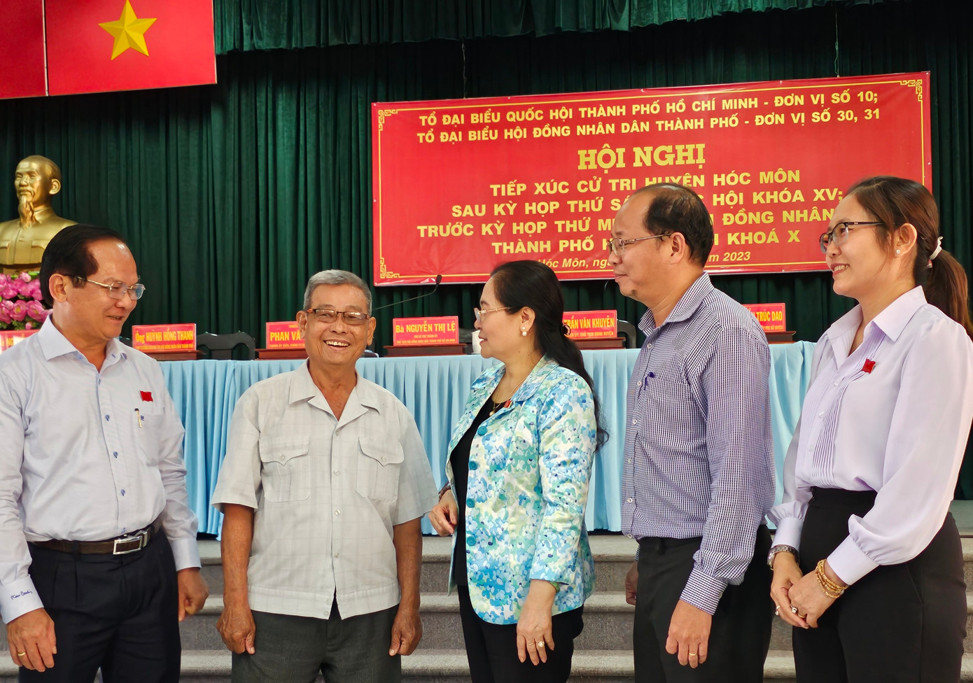 Chủ tịch HĐND TPHCM Nguyễn Thị Lệ cùng lãnh đạo huyện Hóc Môn gặp cử tri sau buổi tiếp xúc. Ảnh: Ngô Tùng Chủ tịch HĐND TPHCM Nguyễn Thị Lệ cùng lãnh đạo huyện Hóc Môn gặp cử tri sau buổi tiếp xúc. Ảnh: Ngô Tùng