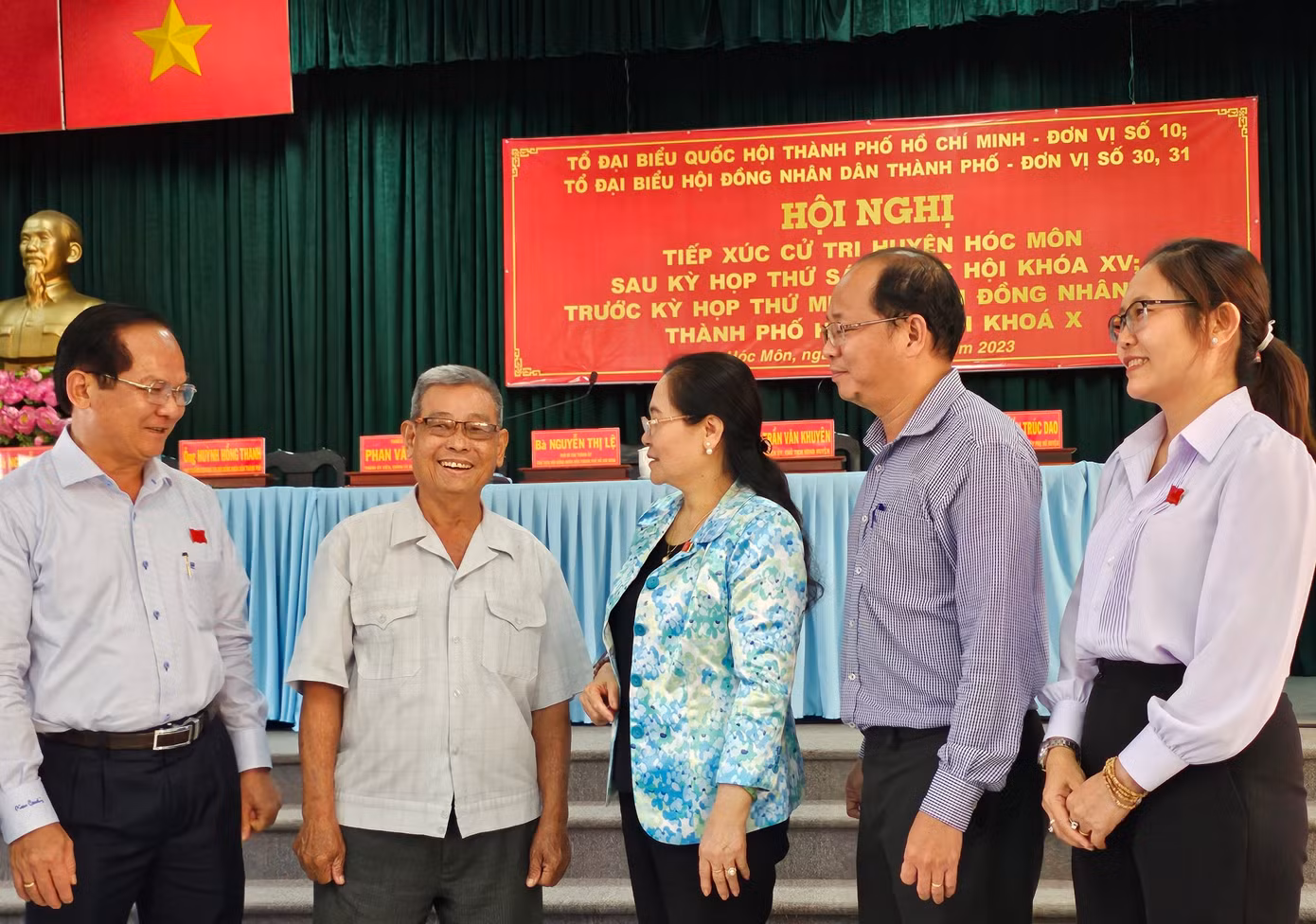 Chủ tịch HĐND TPHCM Nguyễn Thị Lệ cùng lãnh đạo huyện Hóc Môn gặp cử tri sau buổi tiếp xúc. Ảnh: Ngô Tùng