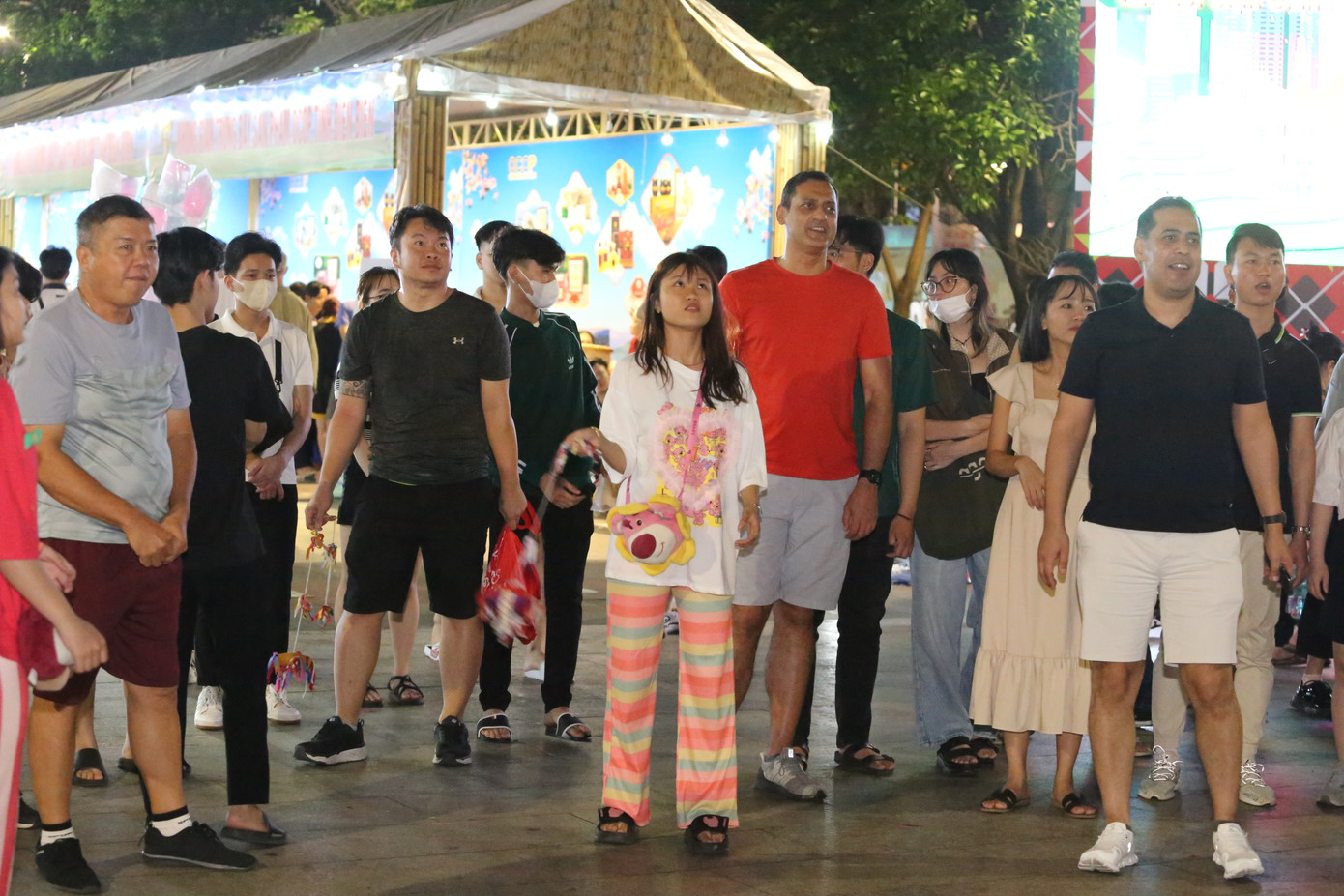 Trên suốt tuyến đường đi bộ Nguyễn Huệ, du khách và người dân sôi nổi tham gia các hoạt động văn hóa dân gian đặc trưng của vùng cao Tây Bắc. Trong ảnh là các du khách trải nghiệm trò chơi ném còn. Trên suốt tuyến đường đi bộ Nguyễn Huệ, du khách và người dân sôi nổi tham gia các hoạt động văn hóa dân gian đặc trưng của vùng cao Tây Bắc. Trong ảnh là các du khách trải nghiệm trò chơi ném còn.