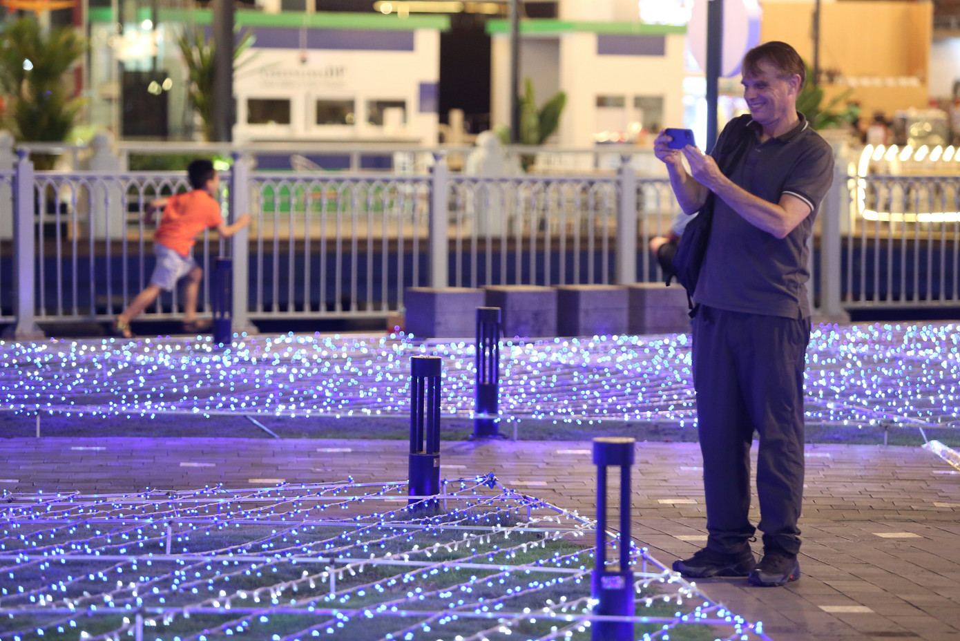 Vị khách ngoại quốc cũng phấn khích với công viên ánh sáng.