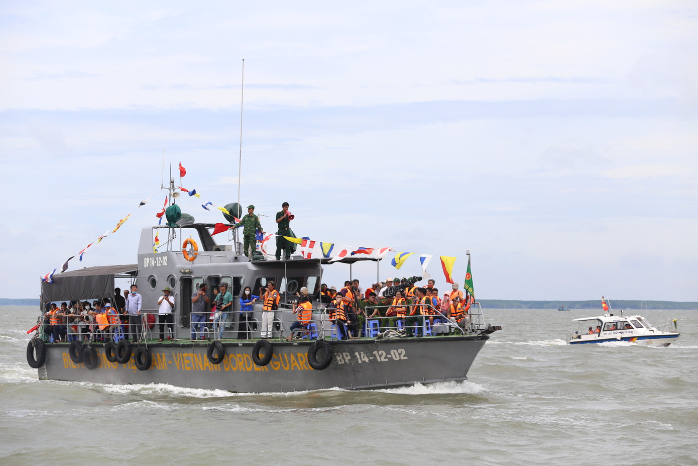 Trong suốt hành trình thực hiện lễ Nghinh Ông trên biển, các lực lượng chức năng đường thủy đã đồng hành sát sao để kịp thời chỉ đạo, hướng dẫn các tàu thuyền thực hiện hành trình đảm bảo an toàn, nghiêm túc.