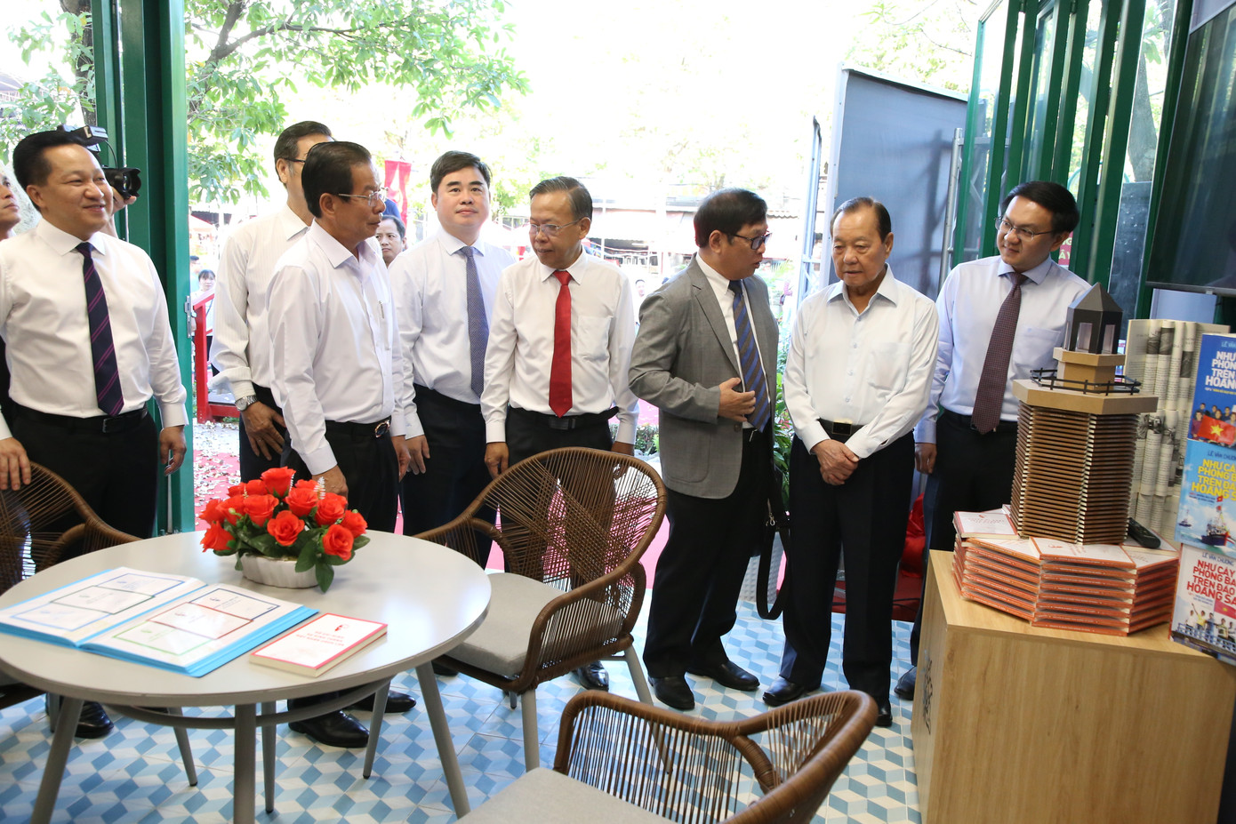 Các đại biểu tham quan không gian đường sách mới.
