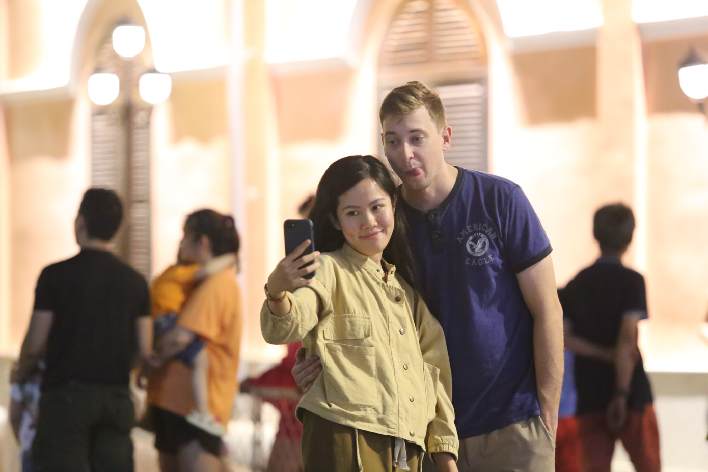 Cô gái Việt cùng chàng trai người nước ngoài check-in Giáng sinh trong khuôn viên của nhà thờ. Cô gái Việt cùng chàng trai người nước ngoài check-in Giáng sinh trong khuôn viên của nhà thờ.