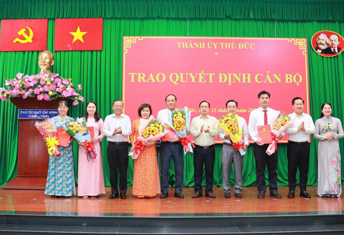 Lãnh đạo Thành uỷ Thủ Đức trao quyết định cho các trưởng, phó ban các đơn vị thuộc HĐND thành phố vừa được bầu cử. Ảnh: Lương Hợp Lãnh đạo Thành uỷ Thủ Đức trao quyết định cho các trưởng, phó ban các đơn vị thuộc HĐND thành phố vừa được bầu cử. Ảnh: Lương Hợp