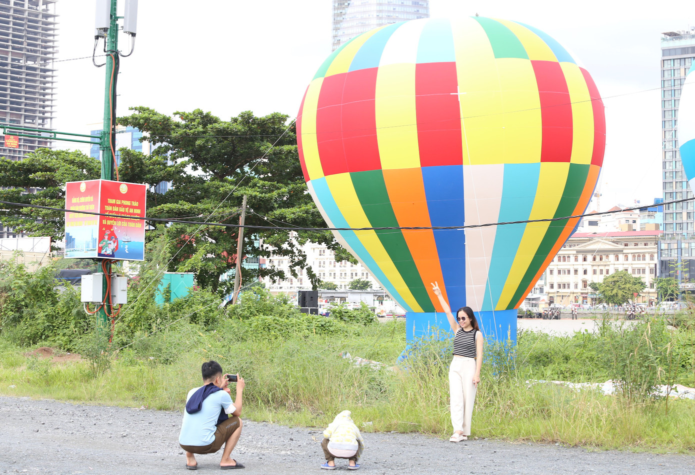 Một quả khinh khí cầu được đặt cố định trên mặt đất. Một quả khinh khí cầu được đặt cố định trên mặt đất.