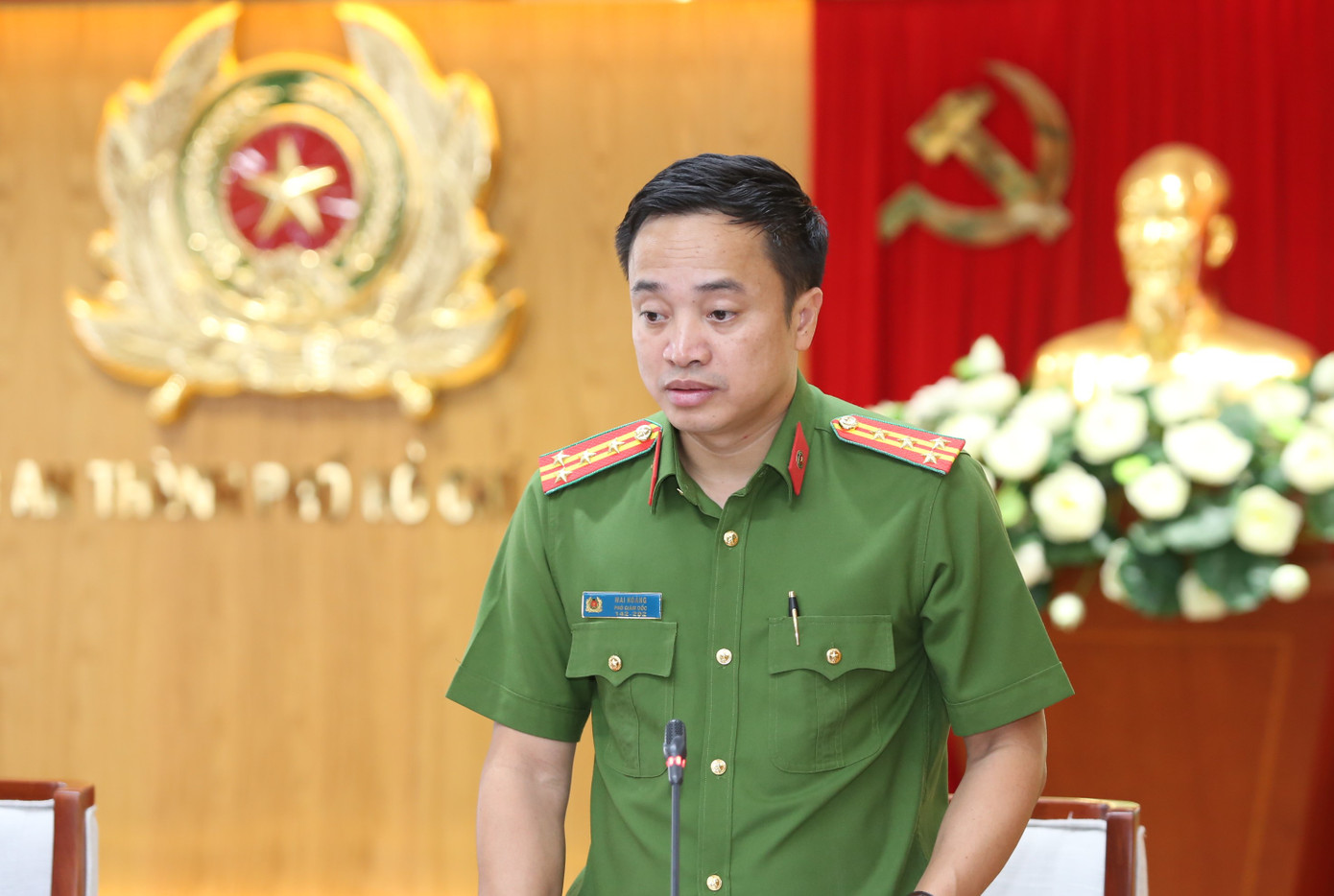 Đại tá Mai Hoàng trao đổi gửi gắm với tuổi trẻ lực lượng CATP. Đại tá Mai Hoàng trao đổi gửi gắm với tuổi trẻ lực lượng CATP.