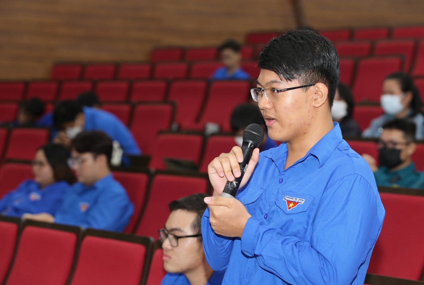 Nam sinh THPT đặt câu hỏi với diễn giả.