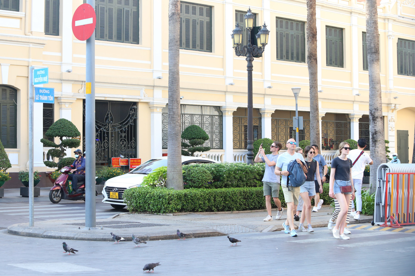 Tòa nhà trụ sở HĐND và UBND TPHCM tọa lạc tại số 86 Lê Thánh Tôn (phường Bến Nghé, quận 1), mặt tiền hướng về Phố đi bộ Nguyễn Huệ và công viên bến Bạch Đằng.