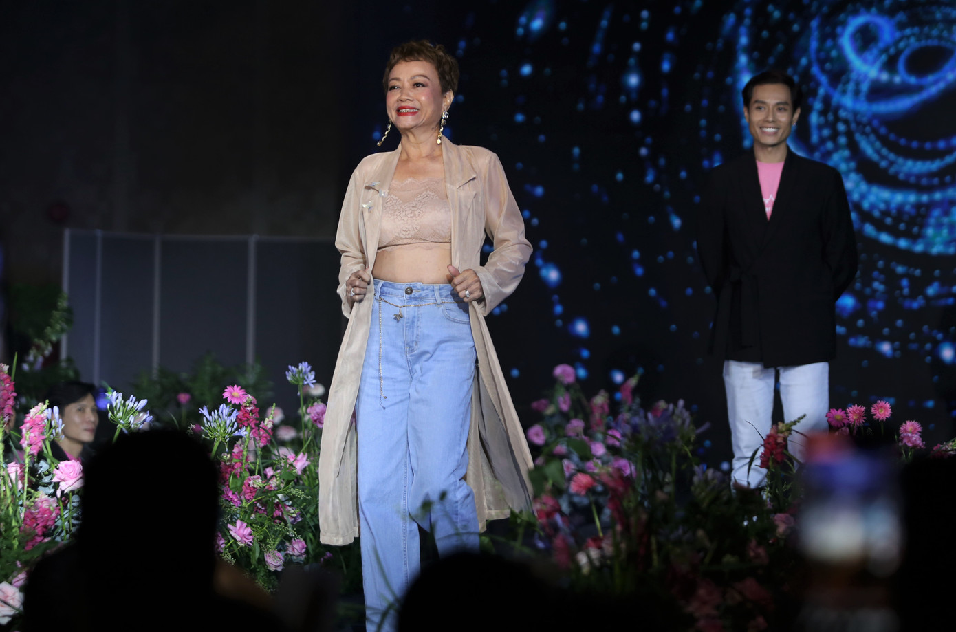 Xóa tan nỗi mặc cảm về bệnh tật, người bệnh ung thư vú tỏa sáng và lan tỏa những thông điệp ý nghĩa bằng chính tinh thần vươn tới những điều tích cực. "Tôi rất vui và tự hào khi cùng với tất cả những người mẫu là những đồng bệnh tham gia một sô diễn nhận được sự hưởng ứng nhiệt liệt của khán giả bên dưới. Đó chính là nguồn động lực để khích lệ tất cả các bệnh nhân ung thư", cô Nguyễn Thị Hương Trà- người mắc ung thư vú 2 năm qua - chia sẻ sau màn "catwalk" đặc biệt trong đời. Xóa tan nỗi mặc cảm về bệnh tật, người bệnh ung thư vú tỏa sáng và lan tỏa những thông điệp ý nghĩa bằng chính tinh thần vươn tới những điều tích cực. "Tôi rất vui và tự hào khi cùng với tất cả những người mẫu là những đồng bệnh tham gia một sô diễn nhận được sự hưởng ứng nhiệt liệt của khán giả bên dưới. Đó chính là nguồn động lực để khích lệ tất cả các bệnh nhân ung thư", cô Nguyễn Thị Hương Trà- người mắc ung thư vú 2 năm qua - chia sẻ sau màn "catwalk" đặc biệt trong đời.