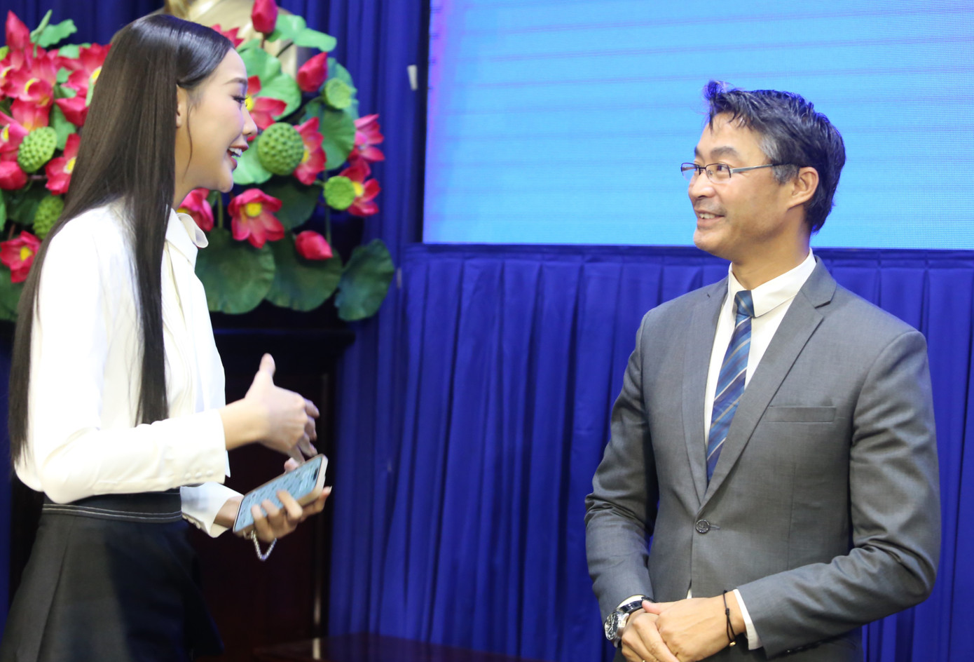 Hoa hậu Lê Nguyễn Bảo Ngọc trực tiếp trao đổi với TS Philipp Rosler. Hoa hậu Lê Nguyễn Bảo Ngọc trực tiếp trao đổi với TS Philipp Rosler.