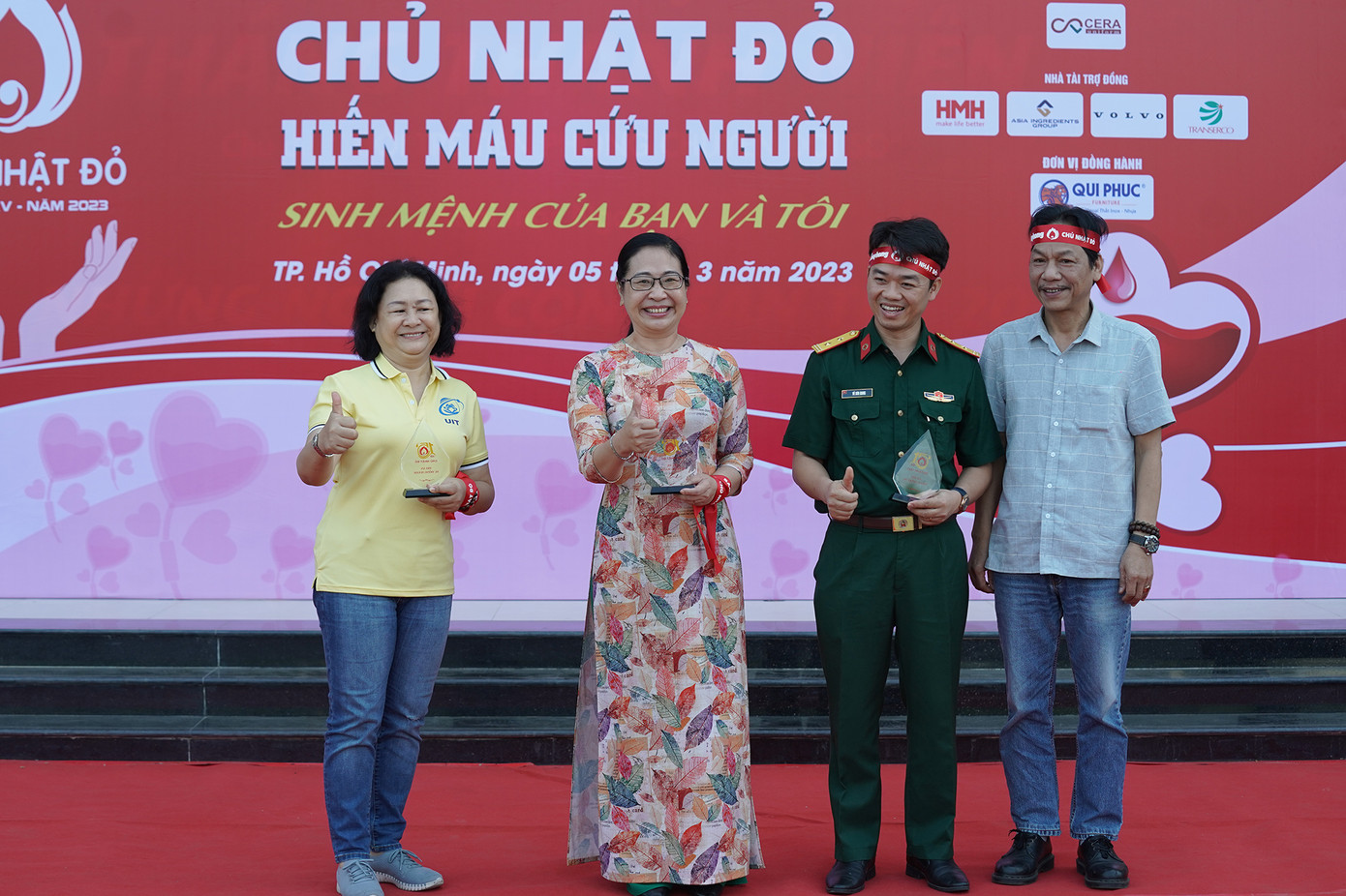 Phó Tổng Biên tập báo Tiền Phong Lê Minh Toản (ngoài cùng bên phải) trao biểu trưng lưu niệm đến các đơn vị phối hợp tổ chức Chủ nhật Đỏ.