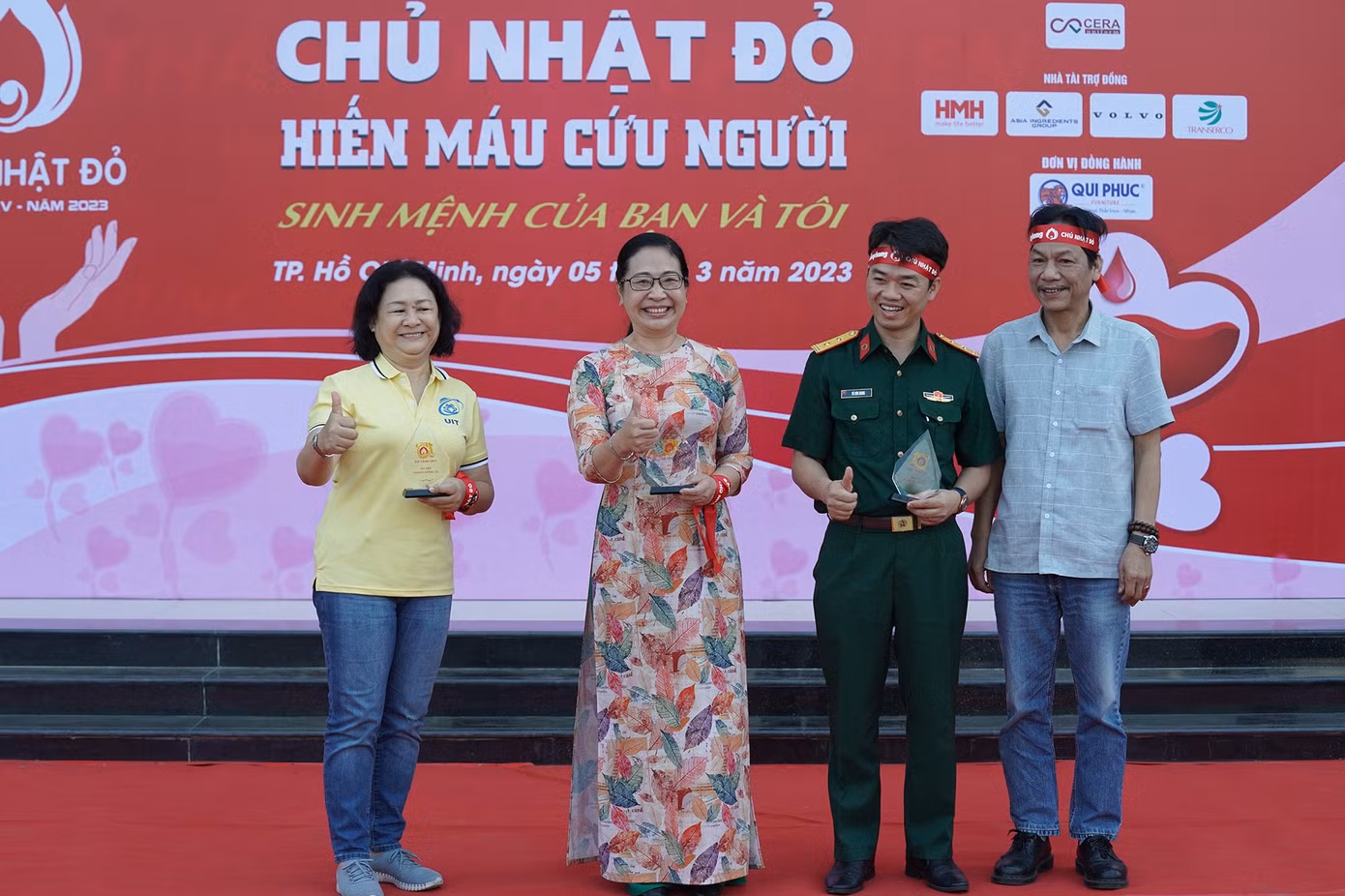 Phó Tổng Biên tập báo Tiền Phong Lê Minh Toản (ngoài cùng bên phải) trao biểu trưng lưu niệm đến các đơn vị phối hợp tổ chức Chủ nhật Đỏ.