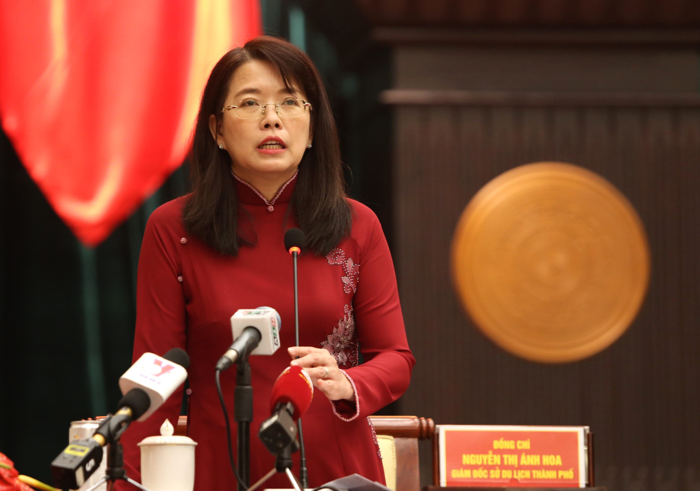 Giám đốc Sở Du lịch TPHCM Nguyễn Thị Ánh Hoa trả lời chất vấn tại kỳ họp.