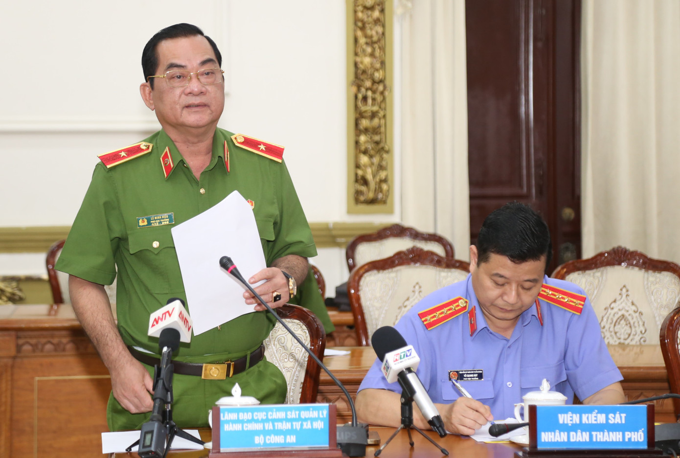 Thiếu tướng Lê Minh Hiếu - Phó Cục trưởng Cục Cảnh sát quản lý hành chính về trật tự xã hội - trao đổi tại hội nghị.