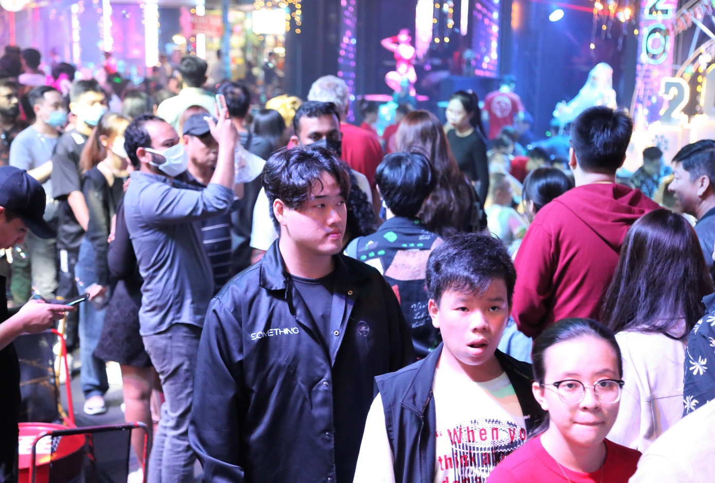 Tối 31/12, hàng nghìn người đổ về Phố đi bộ Bùi Viện (quận 1, TPHCM) vui chơi chào năm mới 2023, trong đó có nhiều du khách nước ngoài quyết định chọn Việt Nam là nơi đón khoảnh khắc quan trọng này