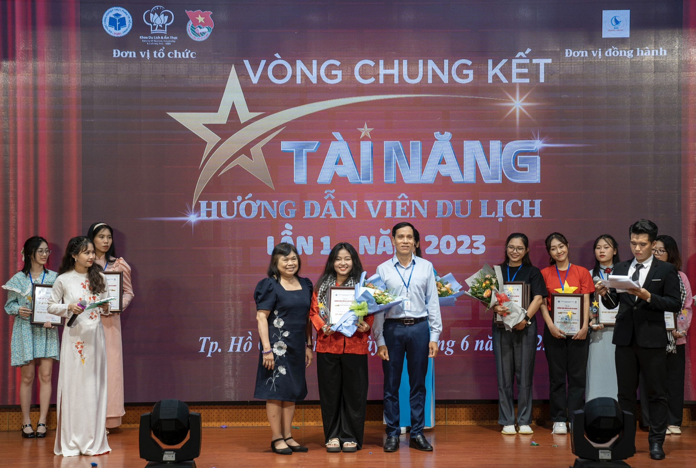 Thí sinh Nguyễn Ngọc Bích Loan (Trường Đại học Quốc tế Hồng Bàng) xuất sắc giành giải Nhất hội thi. Thí sinh Nguyễn Ngọc Bích Loan (Trường Đại học Quốc tế Hồng Bàng) xuất sắc giành giải Nhất hội thi.