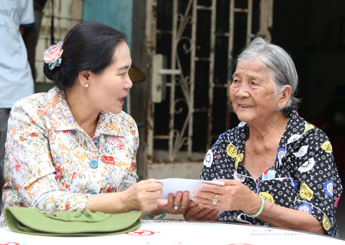 Chiều cùng ngày, Chủ tịch HĐND TPHCM Nguyễn Thị Lệ cũng đến thăm hỏi người dân có đất trong vùng dự án Vành đai 3. Ảnh: Ngô Tùng Chiều cùng ngày, Chủ tịch HĐND TPHCM Nguyễn Thị Lệ cũng đến thăm hỏi người dân có đất trong vùng dự án Vành đai 3. Ảnh: Ngô Tùng