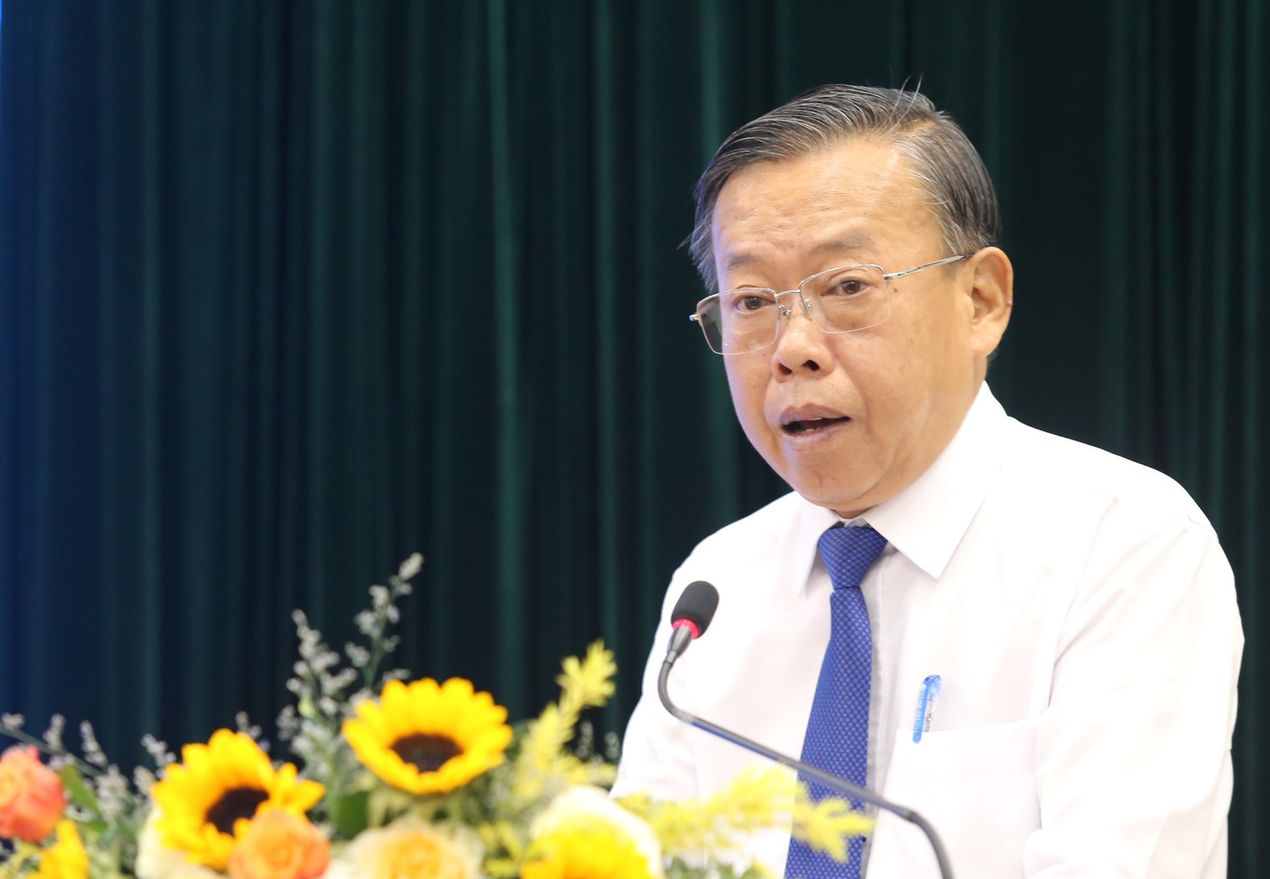 Ông Nguyễn Hữu Hiệp trao đổi tại phiên khai mạc kỳ họp, sáng 10/11. Ảnh: Ngô Tùng