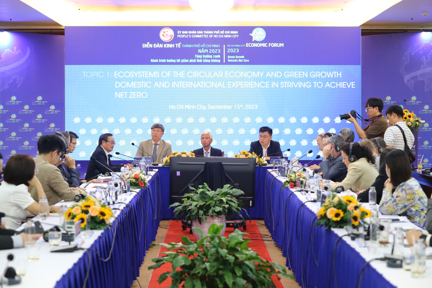 Các đại biểu, diễn giả trong nước và quốc tế trao đổi tại phiên thảo luận. Ảnh: Ngô Tùng.