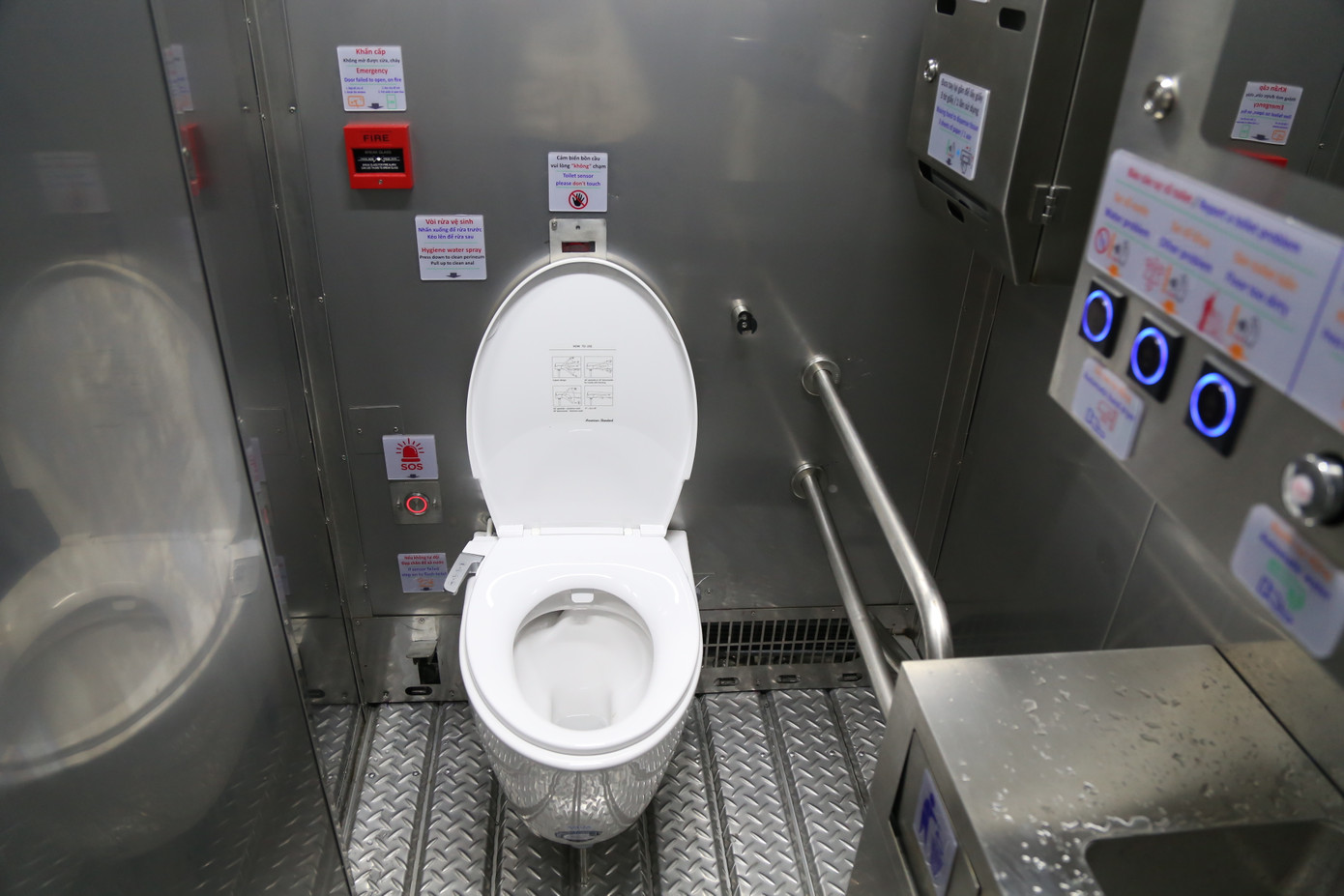 Sàn nhà vệ sinh được tự động xịt rửa theo chu trình sử dụng hoặc sau một khoảng thời gian nhất định.