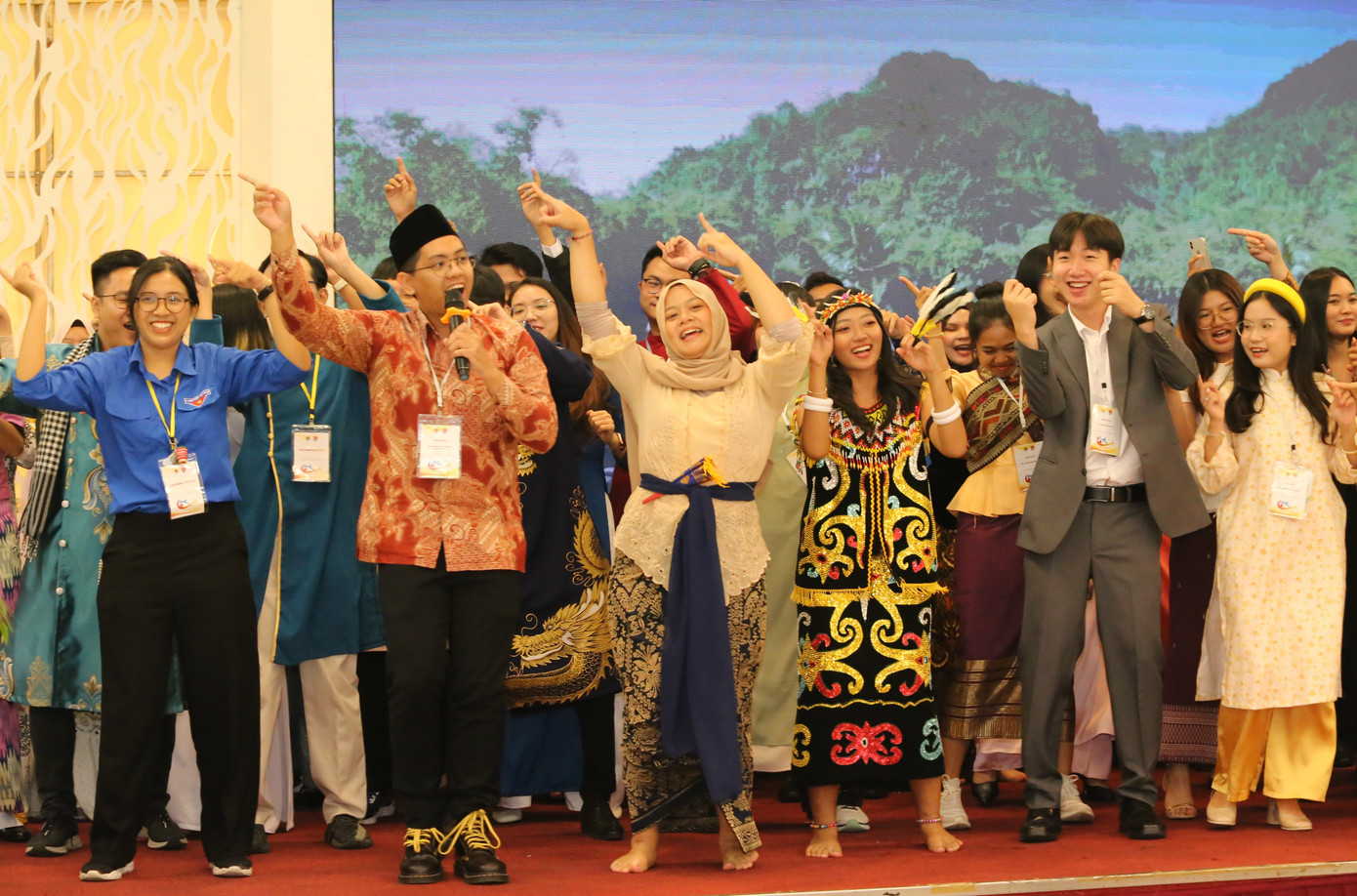 Tại buổi gặp gỡ thân tình, đại biểu thanh niên các nước ASEAN và Nhật Bản cùng nhau gửi đến những bài hát, điệu nhảy đặc trưng của đất nước mình. Tại buổi gặp gỡ thân tình, đại biểu thanh niên các nước ASEAN và Nhật Bản cùng nhau gửi đến những bài hát, điệu nhảy đặc trưng của đất nước mình.