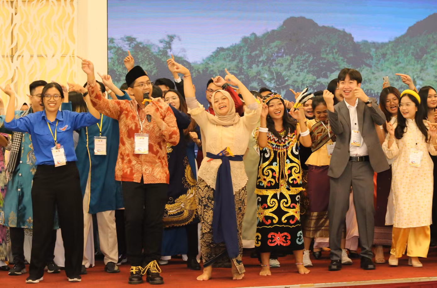 Tại buổi gặp gỡ thân tình, đại biểu thanh niên các nước ASEAN và Nhật Bản cùng nhau gửi đến những bài hát, điệu nhảy đặc trưng của đất nước mình. Tại buổi gặp gỡ thân tình, đại biểu thanh niên các nước ASEAN và Nhật Bản cùng nhau gửi đến những bài hát, điệu nhảy đặc trưng của đất nước mình.
