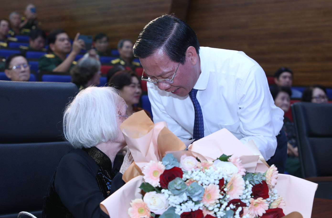 Chủ tịch UBND TPHCM Phan Văn Mãi tặng hoa, quà tri ân Mẹ Việt Nam anh hùng. Ảnh: Ngô Tùng