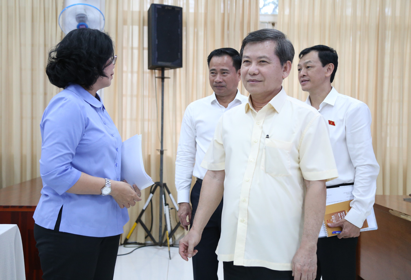 Tổ ĐBQH gặp gỡ, trao đổi tại buổi tiếp xúc cử tri. Ảnh: Ngô Tùng Tổ ĐBQH gặp gỡ, trao đổi tại buổi tiếp xúc cử tri. Ảnh: Ngô Tùng