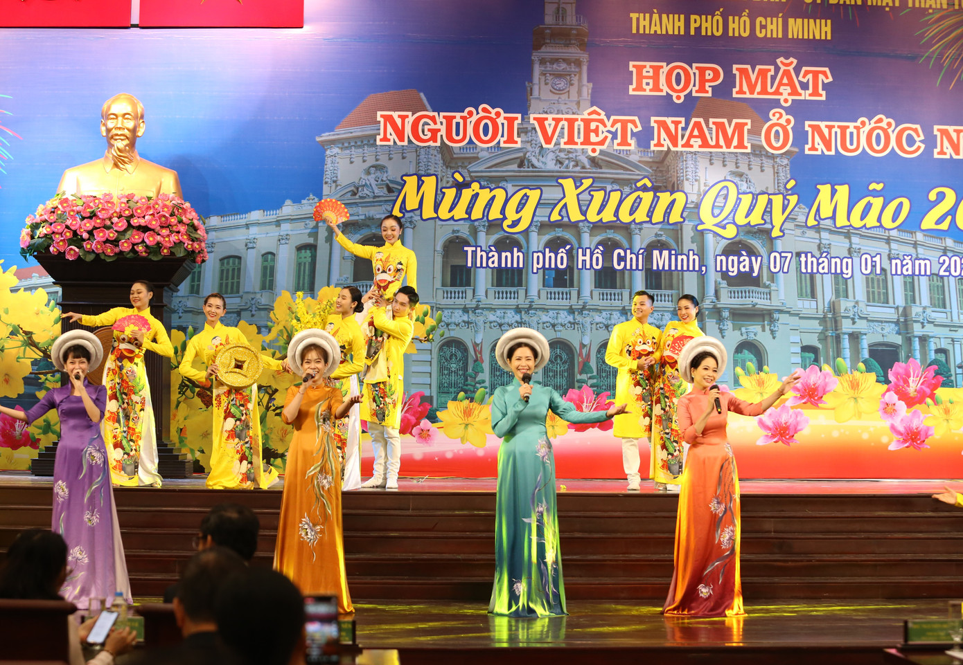 Tại buổi họp mặt, đại biểu kiều bào khắp năm châu thưởng thức nhiều tiết mục văn nghệ mang âm hưởng nhiều vùng miền nước ta. Tại buổi họp mặt, đại biểu kiều bào khắp năm châu thưởng thức nhiều tiết mục văn nghệ mang âm hưởng nhiều vùng miền nước ta.