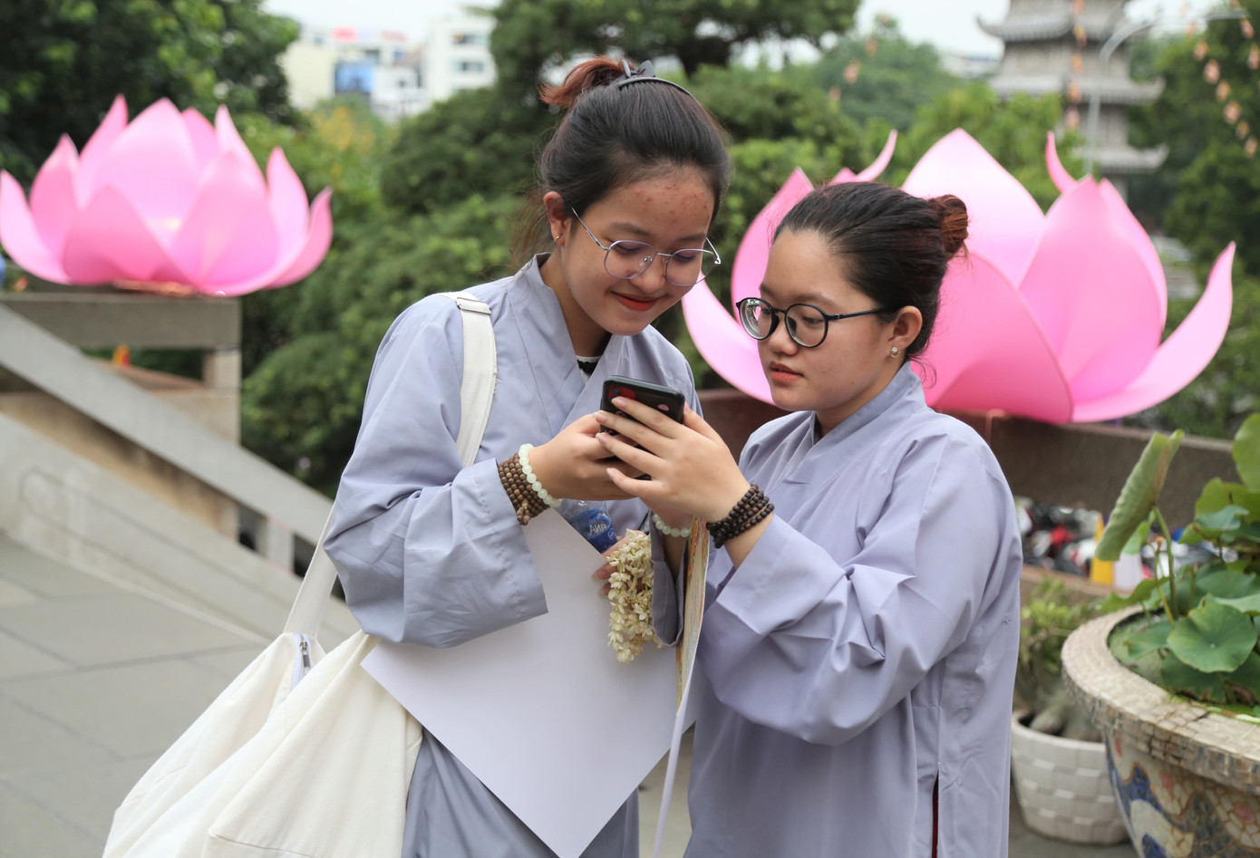 Trong ngày đặc biệt này, Nguyễn Thị Ngọc Hiếu (ngụ TP. Thủ Đức) cùng hai người bạn của mình đến chùa để quy y tam bảo (Phật - Pháp - Tăng).