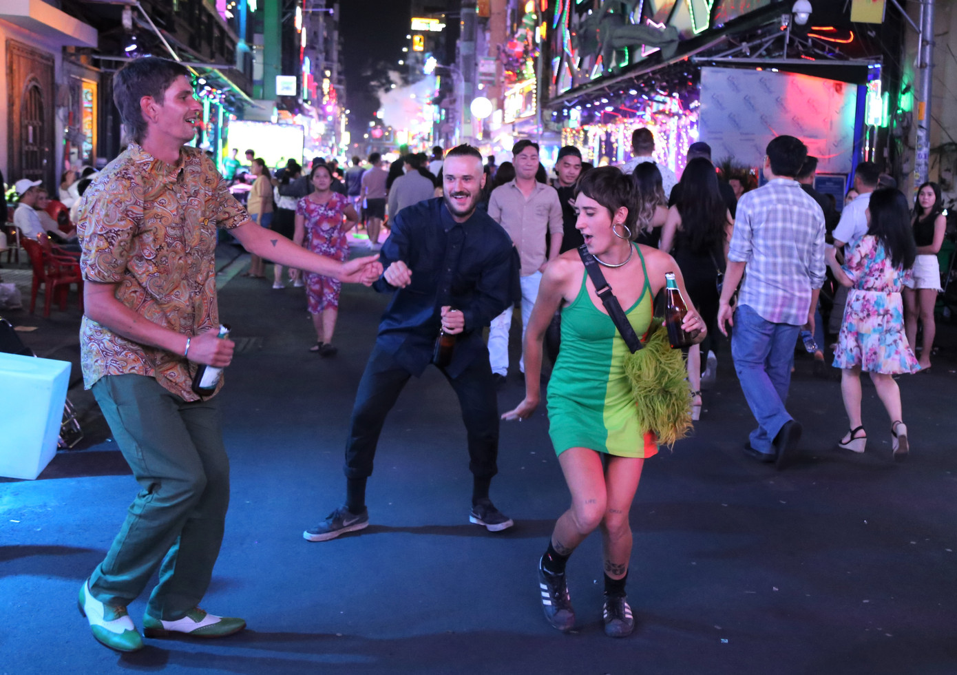 Các vị khách ngẫu hứng với những vũ điệu vui nhộn giữa tuyến phố đông đúc.