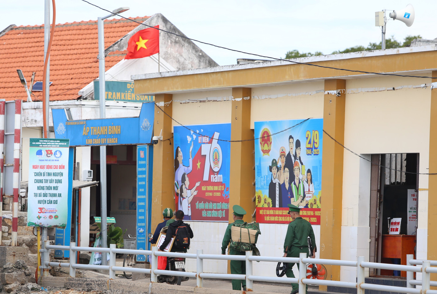 Việc treo cờ Tổ quốc trong các dịp lễ, Tết là truyền thống bấy lâu của dân tộc ta. Ảnh: Ngô Tùng