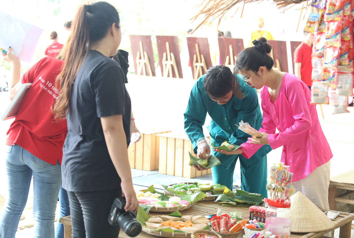 Không gian chợ quê được tái hiện tại ngày hội Văn hóa hội nhập.