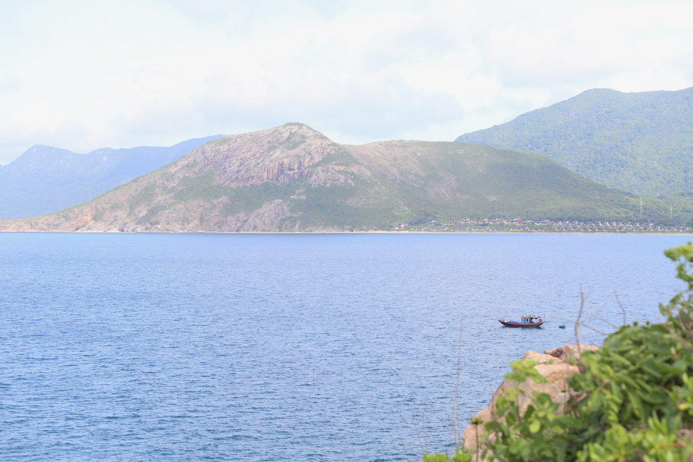 Huyện đảo có diện tích 76km2, bao gồm 16 hòn đảo, trong đó Côn Sơn là đảo lớn nhất.