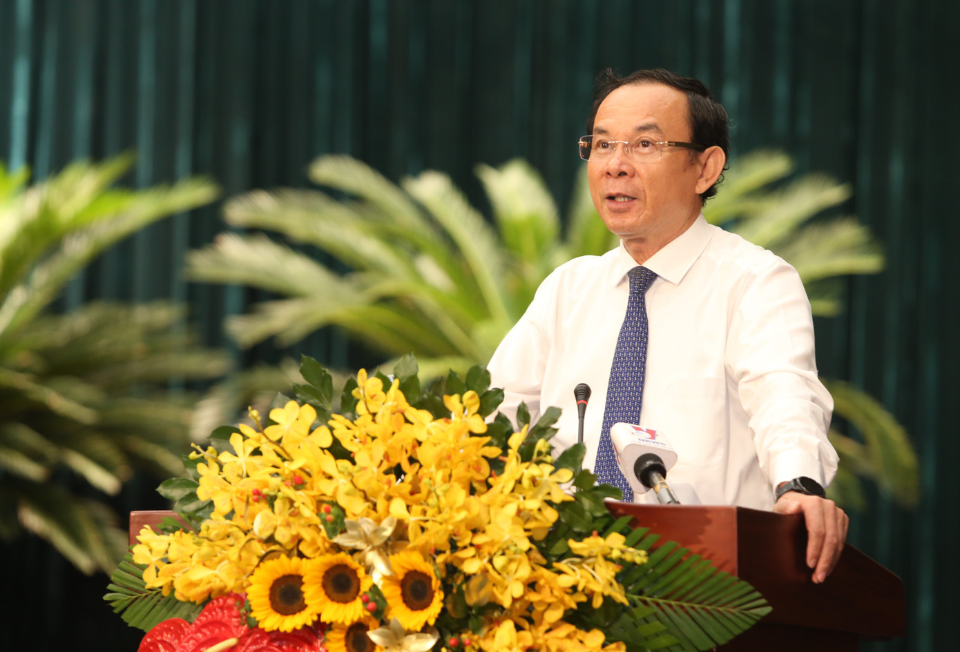 Bí thư Thành uỷ TPHCM Nguyễn Văn Nên gợi mở một số vấn đề thảo luận tại kỳ họp. Ảnh: Ngô Tùng